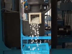 Bir tüp buz makinesi kullanmaya başlayan mühendis